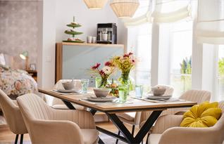 Elegante cremeweiße Stiefeletten mit dicker Sohle vor stilvollem Hintergrund.